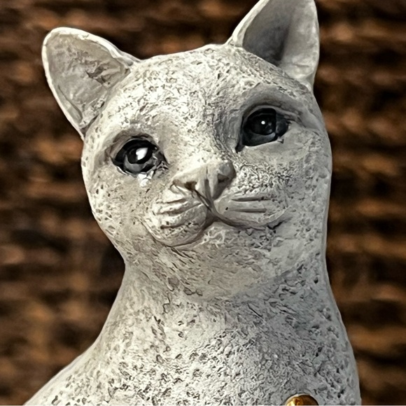 “Loved" Cat Music Box - A Heartfelt Tribute - Picture 6 of 9